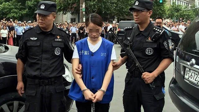 河南洛阳警方押解涉黑恶犯罪团伙公开指认现场大量民众围观叫好