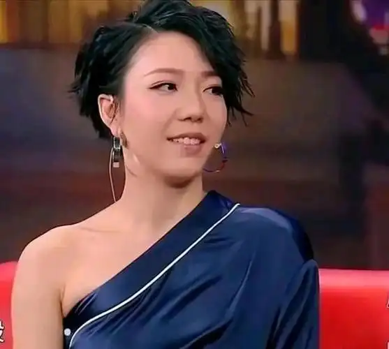 吴莫愁勇敢做自己坚持音乐道路素颜出镜勇敢追求梦想