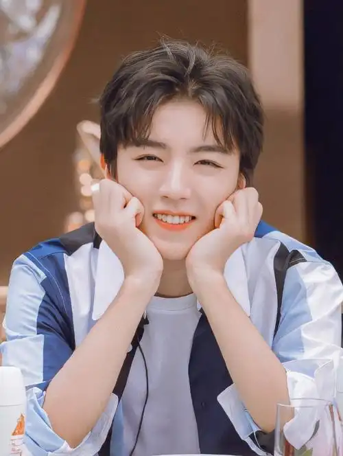 王俊凯牙齿嘎嘎白#意气风发的美少年,甜甜的治愈笑容谁能不心软软.