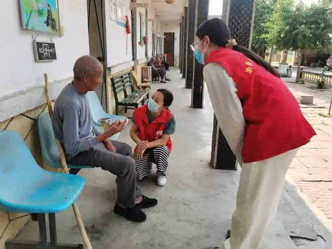 微山县两城镇组织开展粽香端午节情暖敬老院主题志愿服务活动