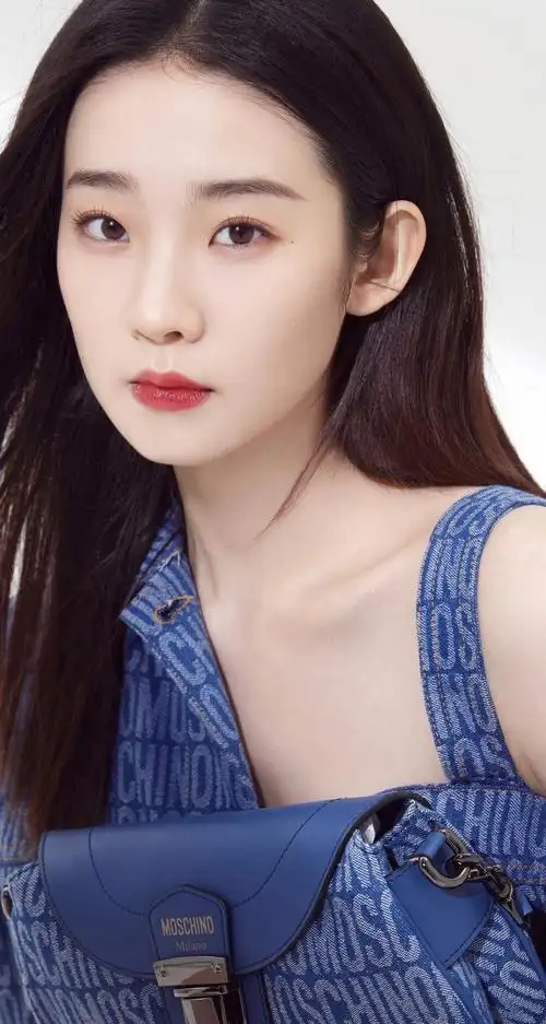 张艺凡大长腿写真,灵动优雅,娇俏可人!