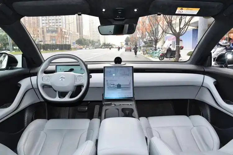 这一点有点像特斯拉,但是比起特斯拉而言,蔚来et5内饰更像是简约风格