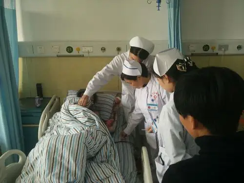 夜班责任护士在护士长带领下进行查房