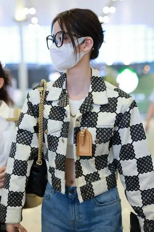 欧阳娜娜现身上海机场,印花外套酷飒十足_出发