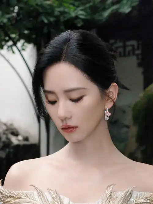 刘诗诗拍的凌霄花##刘诗诗侧颜气质#刘诗诗今日份营业96这个侧脸绝