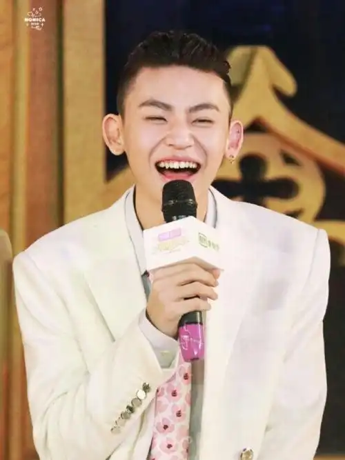 小鬼王琳凯 喜欢你笑的见牙不见眼