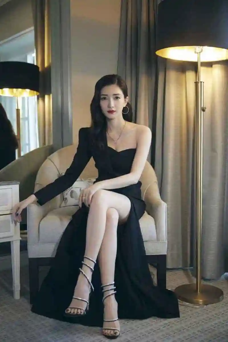 江疏影 出席中美电影电视节,身着不对称袖黑色西装长裙搭配细高跟鞋