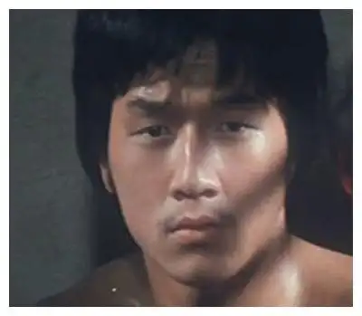 成龙未整容前旧照被扒出,单眼皮被导演嫌太丑,一双眼拯救一张脸