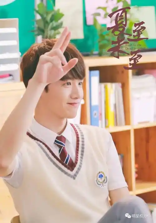 and吴亦凡.虽然身上穿的是校服,却穿出了一股精英范儿的赶脚.