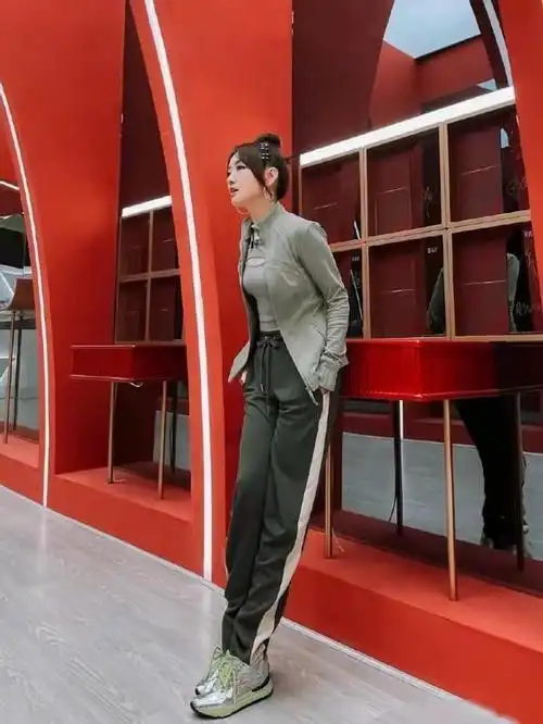 杨钰莹穿搭太成功运动裤配t恤凹大长腿158身高更像168