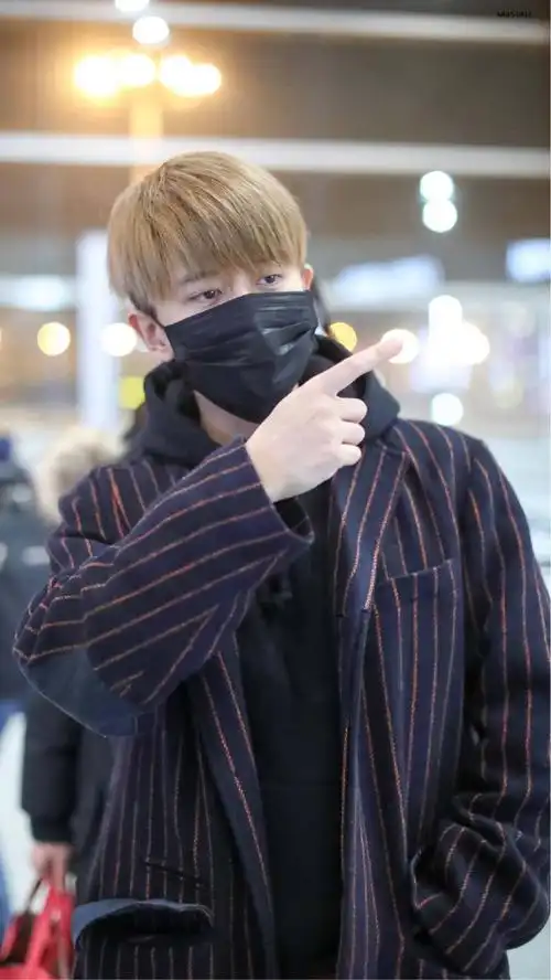 任嘉伦穿条纹西装内搭黑色卫衣现身机场,戴黑口罩遮面挡不住帅气