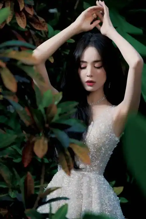 古力娜扎晶钻长裙造型,身材火辣,时尚迷人_长发_袭晶_披肩