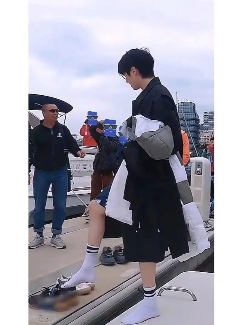 刘昊然可爱脚脚第二弹 第一张是动图,瑟瑟的,但好像上传了动不了