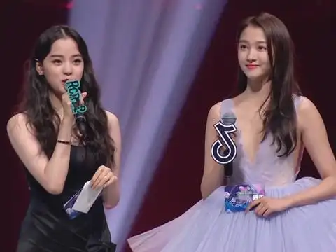 172的关晓彤,与167的欧阳娜娜同框,谁对身高说谎,看清了