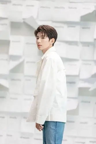 王源白色衬衫清爽写真图片59