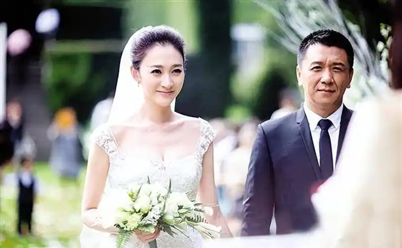 李小冉与富商纠缠11年转身嫁给男闺蜜5个亿随便花