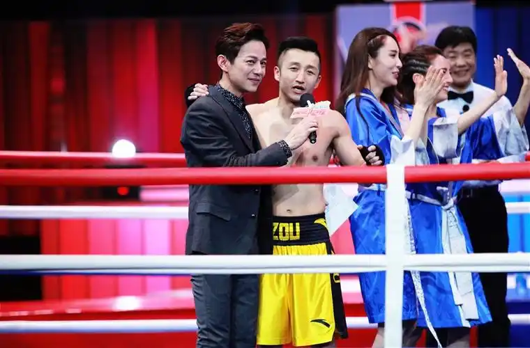 邹市明带娃再上湖南春晚或策划复出,何炅:他是世界级的拳王