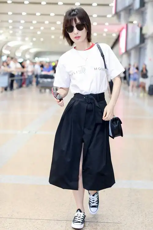 吴昕机场终于拼一回!裙子正中间开叉看到安全裤,网友:受刺激了