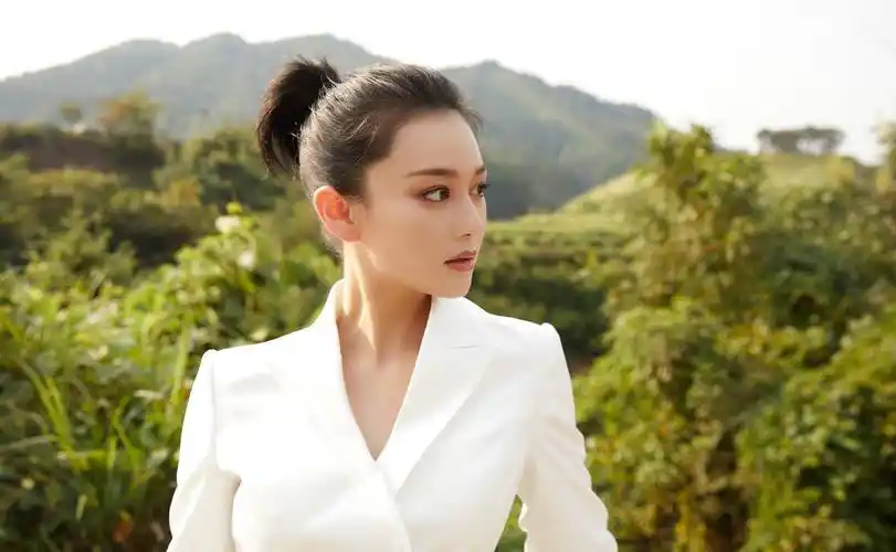 张馨予晒稻田美照,气质出众不愧是最美军嫂,衣服却和周围环境不和谐