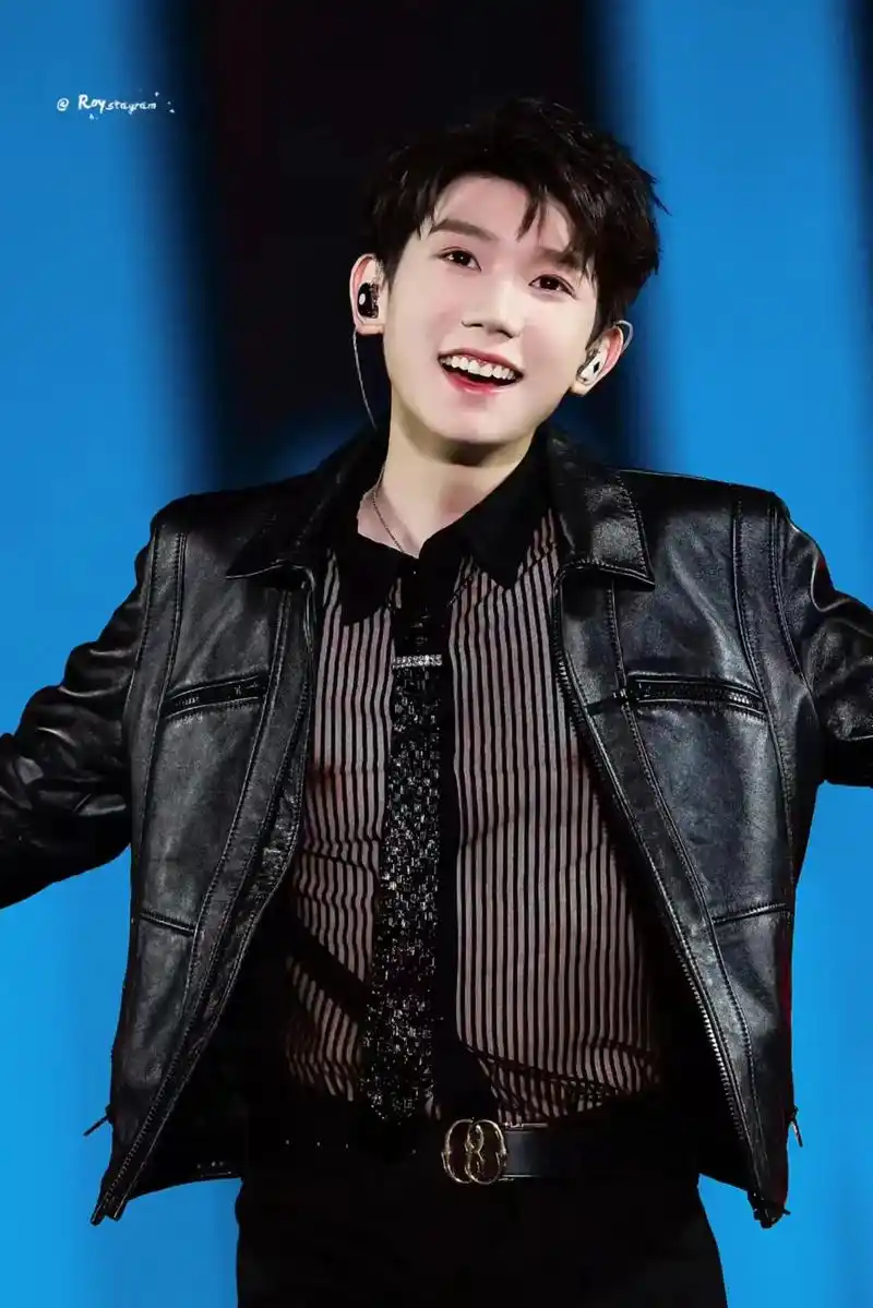 王源 #腹肌 我直接斯哈斯哈99 - 抖音