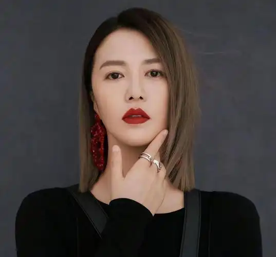 回顾歌手谭维维父亲早逝无法接受母亲的新恋情婚姻让她变柔软