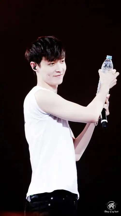 回应: 豆瓣图楼|张艺兴笑起来也太治愈了吧!