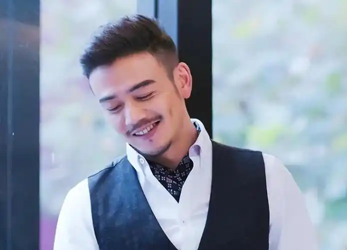 著名演员杨烁:婚内出轨,自称硬汉却吃软饭?