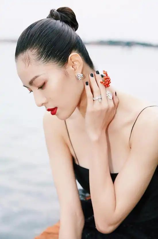 chaumet相助钟楚曦出席第75届威尼斯电影节红毯尽显非凡气质