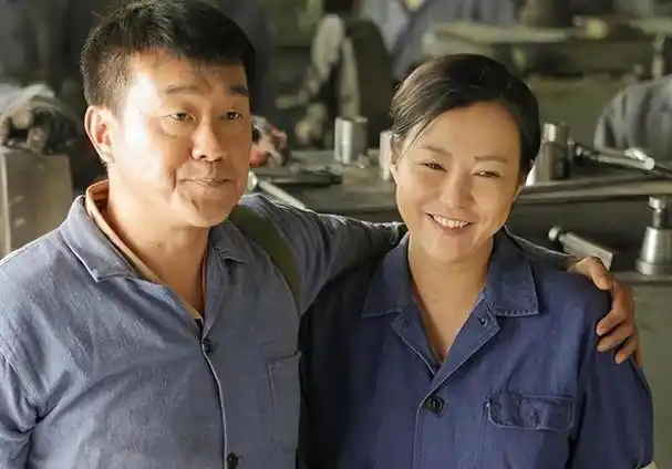 演员何冰为何结婚几十年0绯闻看看妻子是谁就知道了