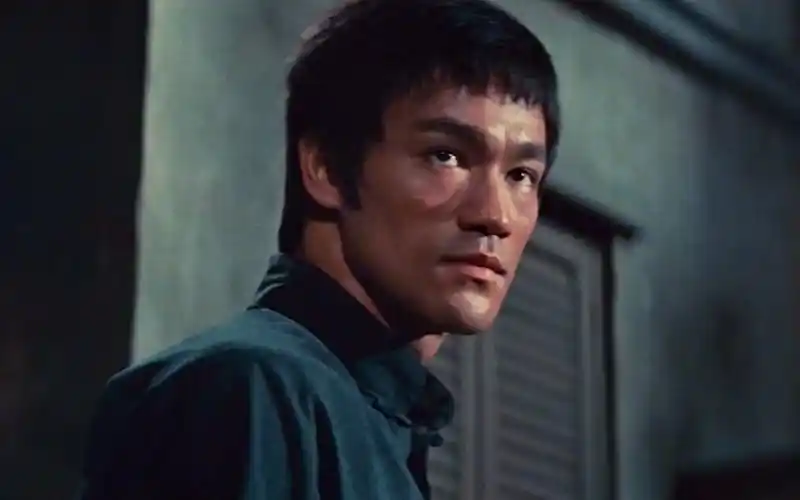 元华回忆李小龙:他一脚踢来,我们一群人像保龄球一样被踢倒下!