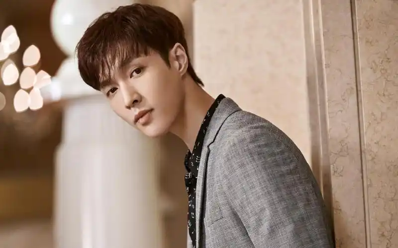 帅气高冷男孩张艺兴个性魅力西装写真,大陆明星-回车桌面