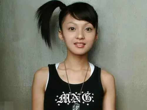 张韶涵秀迷人乳沟 大谈丰胸法 - 狂想的旅程 - 年轻无极限