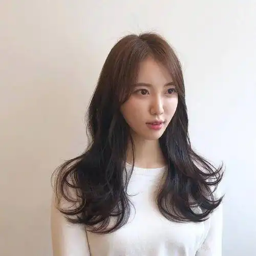 发量多的女生适合哪些发型呢