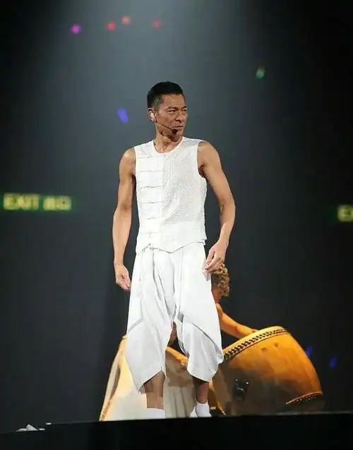 57岁刘德华时隔八年再开演唱会身材在线6岁女儿现身助威显呆萌