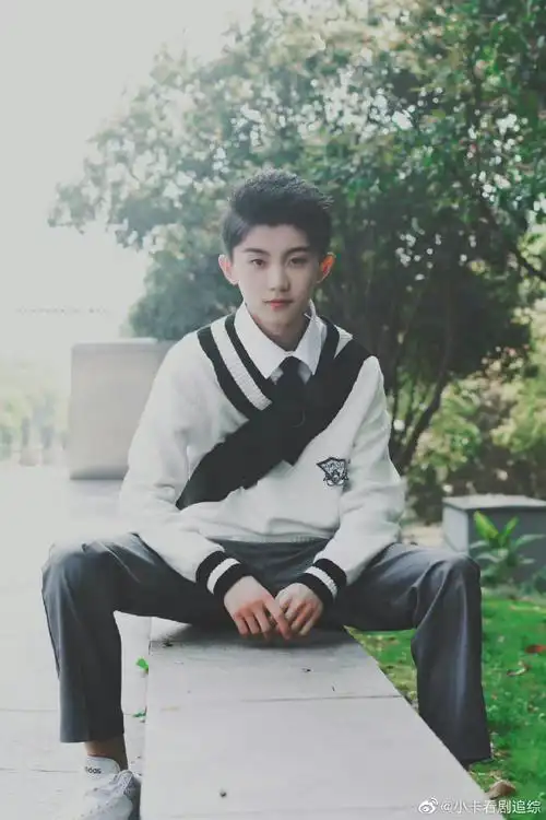 马嘉祺童年古装照#马嘉祺客串《少年诸葛亮》的片场旧照小时候恋鞍