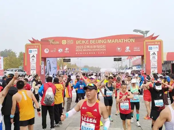 北京马拉松鸣枪开跑三万跑者齐出发