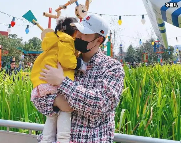 陈赫带妻子女儿出游网友敢公开秀恩爱了