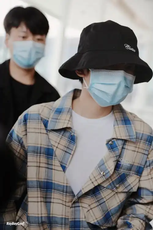 新鲜的王源机场照96格纹衬衫 渔夫帽清爽帅气#王源格纹衬衫#@tfboys
