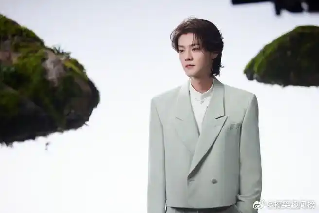 真是帅气满分,快来一起感受这份迷人的魅力吧!#鹿晗纯白西装大片