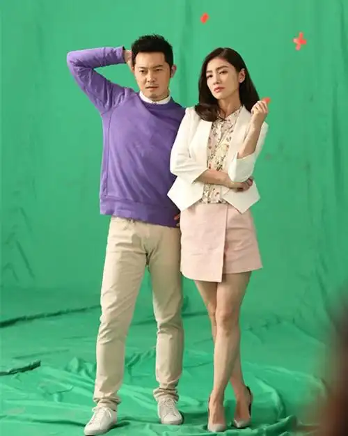 原创胡可和老公秀幸福照穿粉色短裙秀性感沙溢动作笨拙好油腻