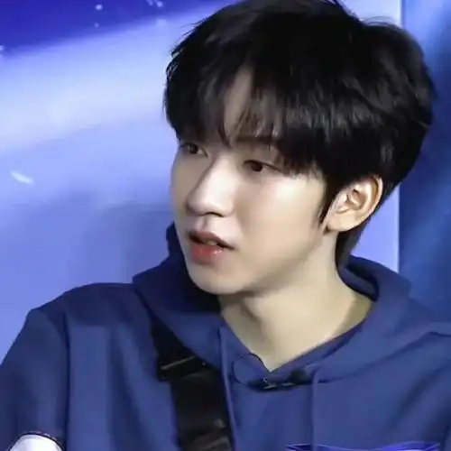 贺峻霖头发上有个爱心