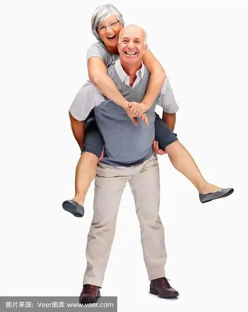一个幸福成熟的男人在白色的背景下背着他的妻子