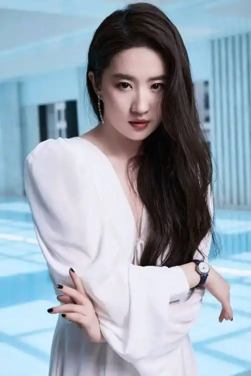 照片中,刘亦菲身穿v领长裙魅力十足,一头微卷长发超级迷人.