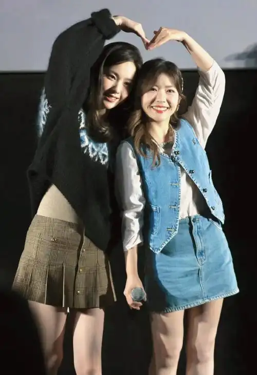 陈都灵赖美云可爱五连拍太甜了#母女情一样可以创造最萌身高差!