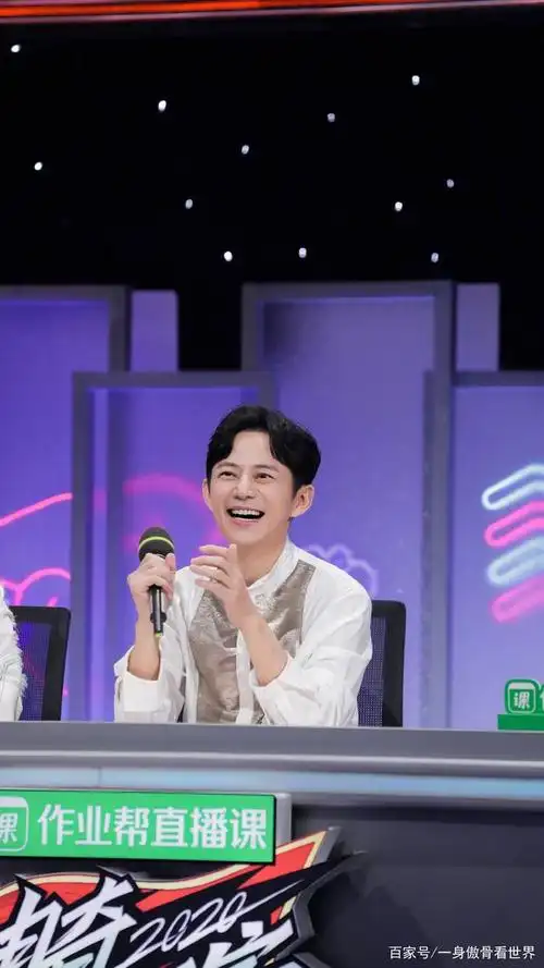 《快乐大本营》主持人,每次看到何炅老师开怀大笑,都太治愈了!