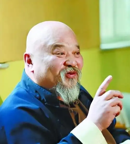 李琦是一位享有盛誉的小品演员,他曾凭借《甲方乙方》登上了公众的