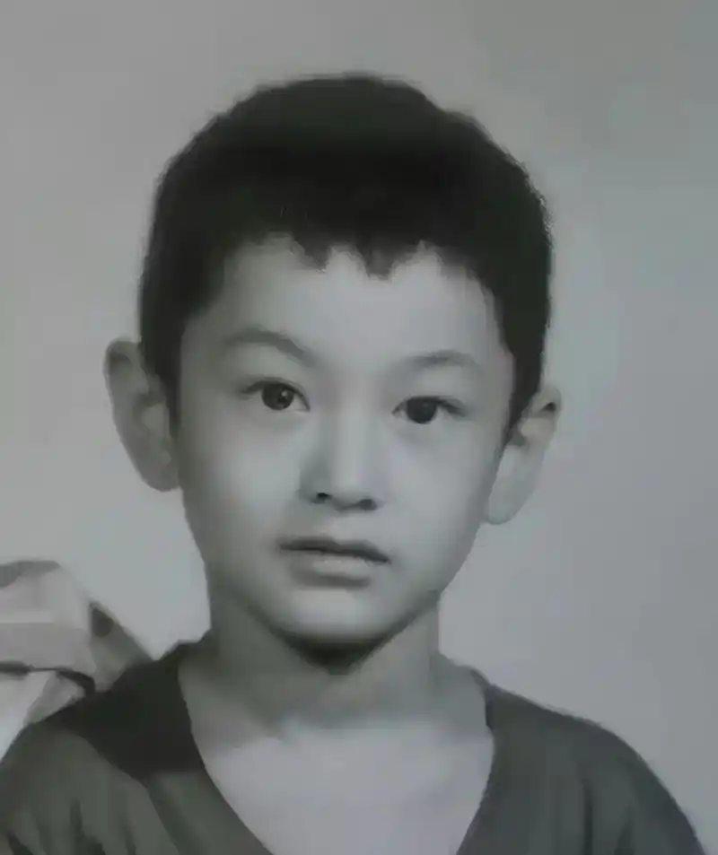 黄晓明说的是真的,他小时候长得特别漂亮,像洋娃娃一样! 676767