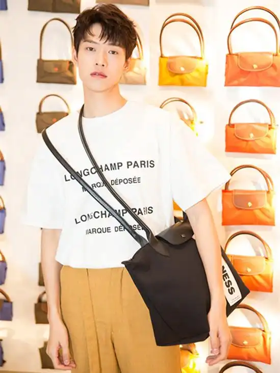 魏大勋吴映洁同穿"提走"短袖,搭短裙的帅过穿裤子的?