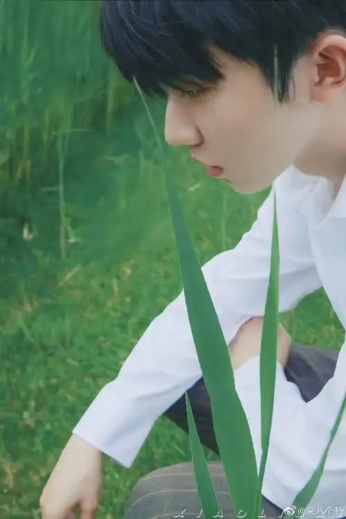 马嘉祺黑色西装随拍##马嘉祺黑色西装三宫格随拍