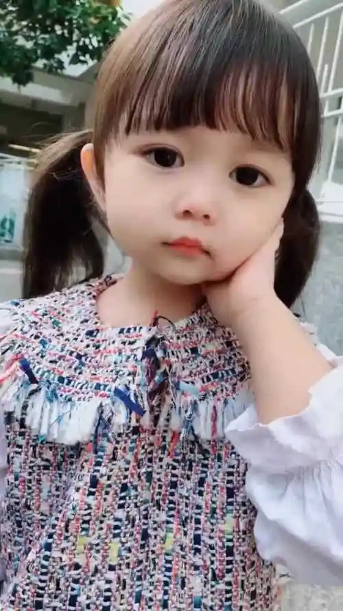 家有萌娃又会噘嘴又会卖萌人还可爱网友猜她妈妈是什么样子